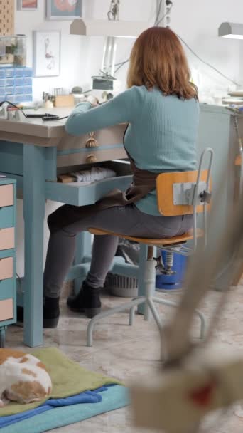 Mladá Žena Artisan Pracující Svém Ateliéru Mazlíček Pes Ležící Dece — Stock video