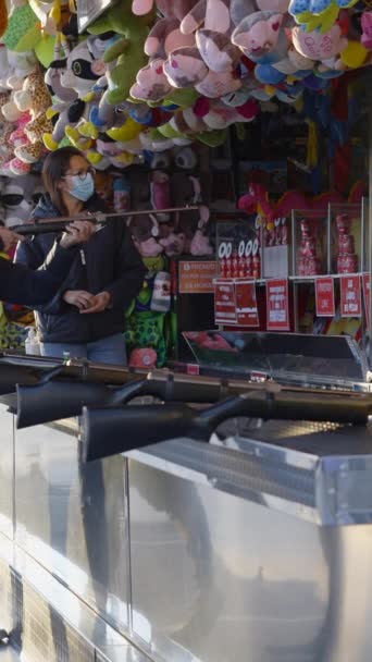 保護フェイスマスクの男性は バレンシア スペインの楽しいライフルレンジでボトルを撮影 フルHd垂直ビデオ — ストック動画