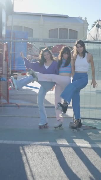 Tres Chicas Sonrientes Por Valla Metal Levantan Sus Patines Push — Vídeos de Stock