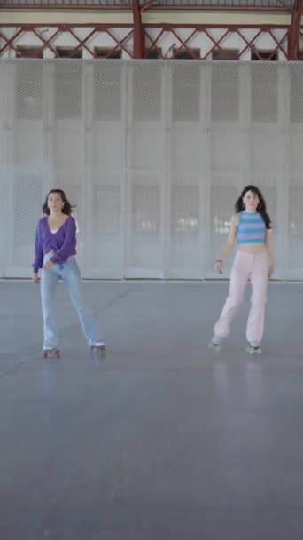 Três Jovens Mulheres Patinam Direção Câmera Enquanto Seguram Fullhd Vertical — Vídeo de Stock