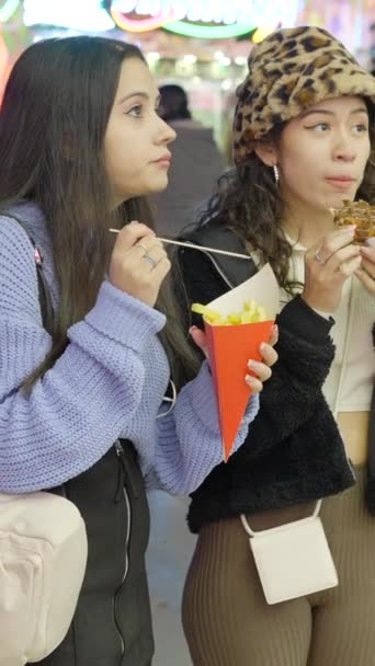Deux Jeunes Femmes Parlent Tout Mangeant Des Collations Soir Valencia — Video