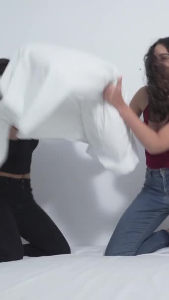 발렌시아 스페인에서 할로윈 아파트의 침대에서 싸우는 위대한 베개를 섹시한 의상에 — 비디오