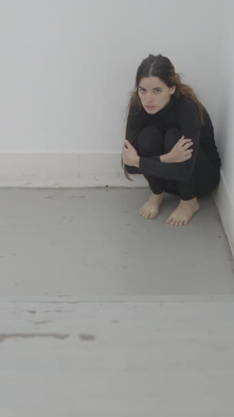 Jeune Femme Assise Dans Coin Cage Escalier Regardant Peur Casserole — Video