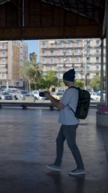 Erkek fotoğrafçıların Slomo 'su açık havada paten kayan kızları takip ediyor.