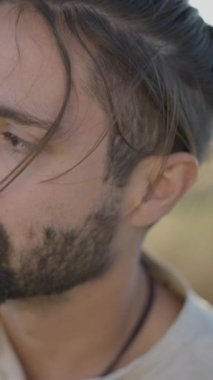 İspanya 'nın kırsal kesiminde gitar çalan İspanyol gitaristin arka ışıklandırılmış yüz ifadeleri - yavaş çekim, yakın plan - düşey FullHD video