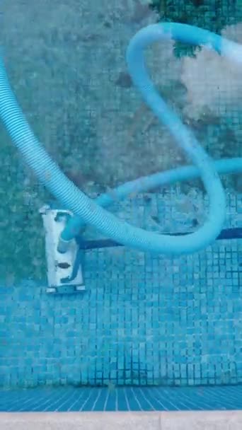 Processo Limpeza Fundo Piscina Suja Com Vácuo Subaquático Azulejos Azuis — Vídeo de Stock