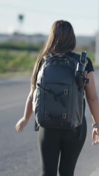 Creadora Contenido Femenina Caminando Junto Una Carretera Campo Fullhd Vertical — Vídeo de stock