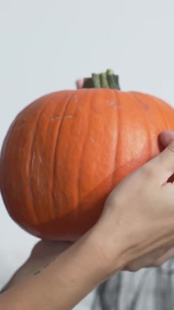 Twee Vrouwen Dragen Heksenkostuum Voor Halloween Aanraken Voelen Van Pompoen — Stockvideo