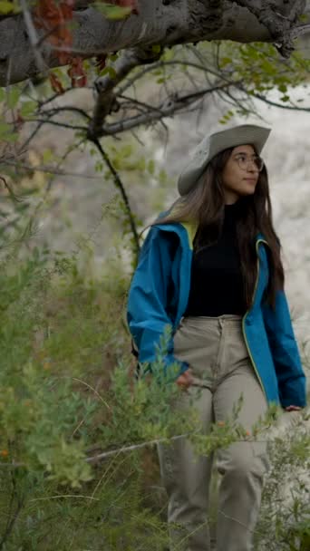 Frontal Slomo Νεαρής Γυναίκας Καπέλο Και Γυαλιά Περπατώντας Στο Δάσος — Αρχείο Βίντεο