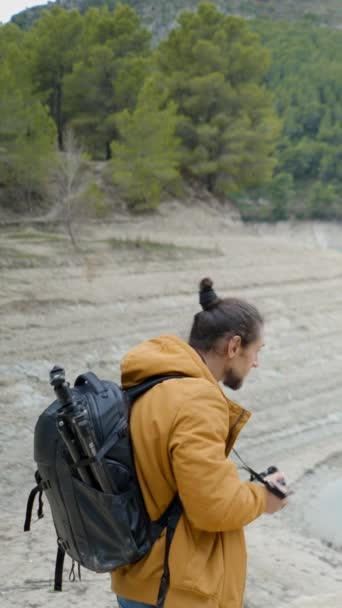 Sırt Çantalı Genç Adam Spanya Daki Göl Ormanın Fotoğraflarını Çekiyor — Stok video