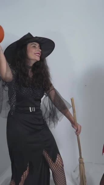 Spanya Nın Valencia Şehrinde Cadılar Bayramı Hazırlanan Iki Sevimli Kolombiyalı — Stok video