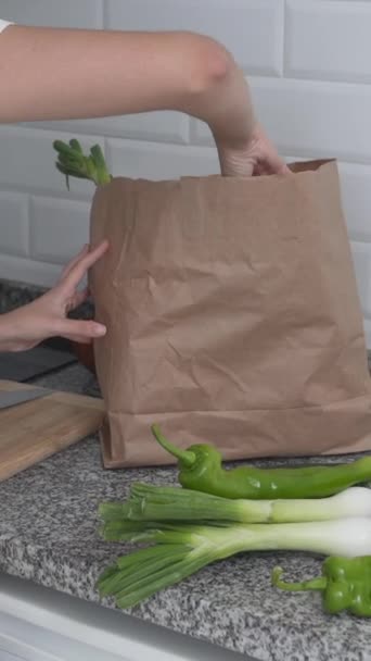 Mutfaktaki Kadın Yemek Pişirirken Tarifine Bakıyor Dikey — Stok video