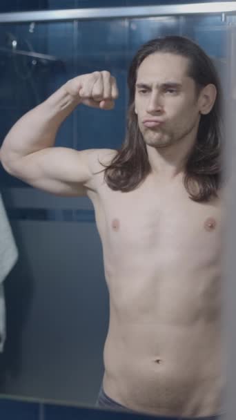 Jovem Homem Olhando Seus Músculos Frente Espelho Banheiro Tiro Médio — Vídeo de Stock