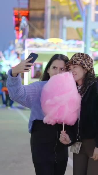 Młode Przyjaciółki Robią Sobie Selfie Robiąc Śmieszne Miny Trzymając Watę — Wideo stockowe