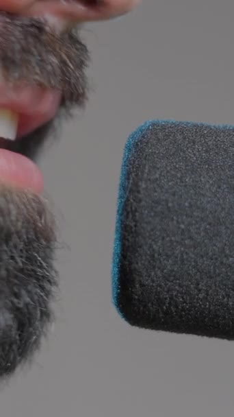 Gimbal Shot Musician Singing Home His Microphone Close Shot — Vídeo de Stock