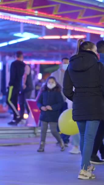 Solunum Maskeli Çocuklar Yetişkinler Çarpışan Arabaların Yanından Yürüyorlar Valencia Lunaparkının — Stok video