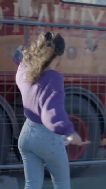Gadis Berambut Gelap Dengan Lollipop Mengenakan Sepatu Roda Ungu Slomo — Stok Video