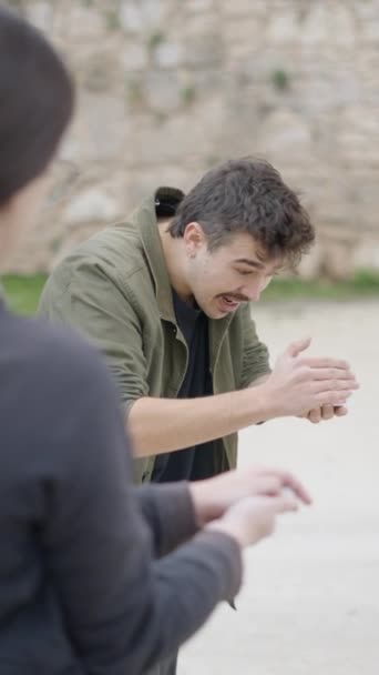 Magikern Man Visar Street Magic Trick Med Kort Med Vägg — Stockvideo