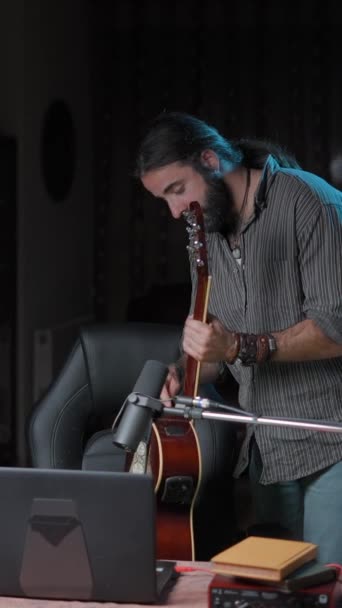 Young Bearded Musician Teaching His Student Each Part Guitar Has — Vídeo de Stock