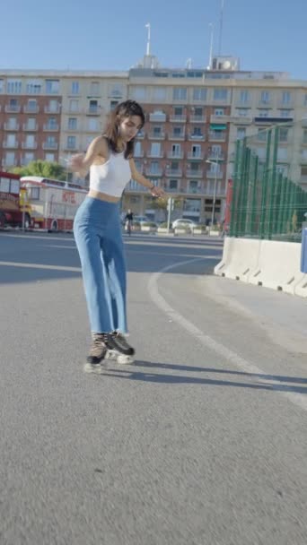 Slomo Van Geschoold Meisje Rolschaatsen Zonnige Straat Naast Circus Fullhd — Stockvideo
