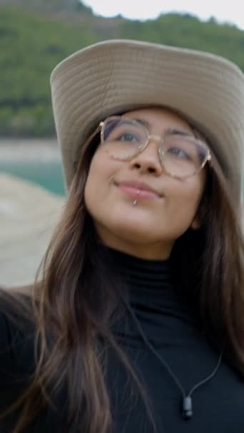 Visão Perto Jovem Mulher Chapéu Óculos Tirando Selfie Por Lago — Vídeo de Stock
