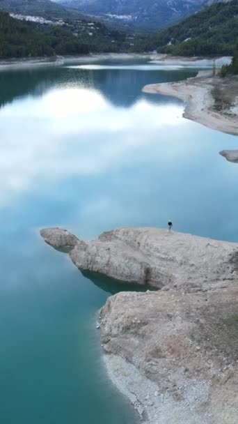 Potopení Antény Vzdálené Osoby Skalnatého Břehu Jezera Guadalest Vertikální Video — Stock video