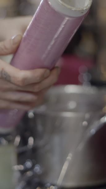 Tanınmayan Bir Erkek Aşçının Plastik Kaplamasını Yakından Görmek Fullhd Dikey — Stok video