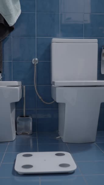 Man Weegt Zichzelf Badkamer Als Een Ochtend Routine Close Schot — Stockvideo