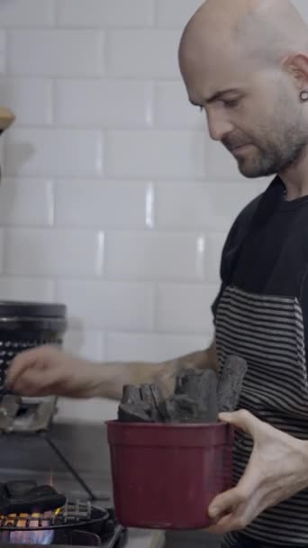 Chef Pone Carbón Parrilla Cocina Del Restaurante Vista Lateral Fullhd — Vídeos de Stock