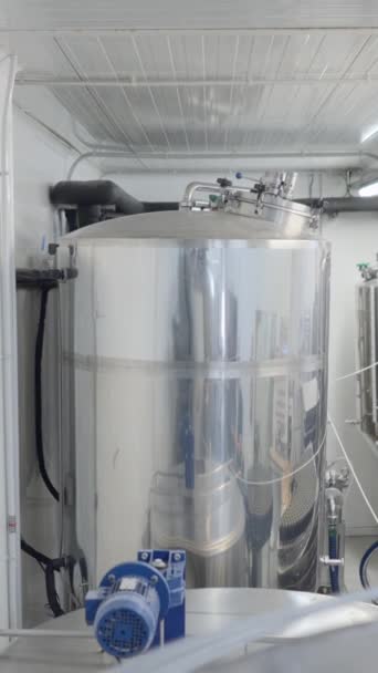 メタルタンク 醸造所でのクラフトビール醸造装置 中型ショット フルHd垂直ビデオ — ストック動画