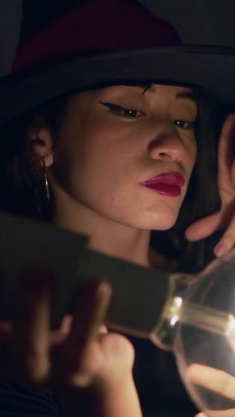 Meninas Trajes Bruxa Realizando Ritual Com Bola Cristal Close Vertical — Vídeo de Stock