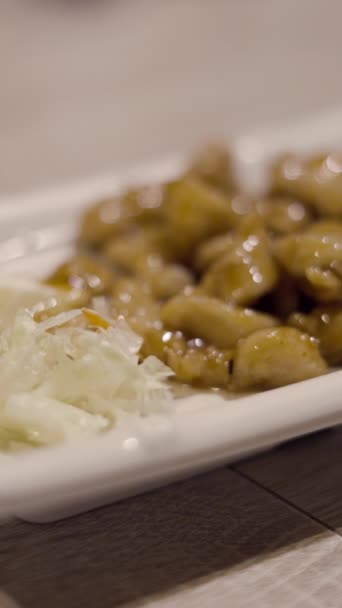 Zblízka Čerstvé Chutné Sushi Rolky Talíři Hůlka Zvedá Japonská Tradiční — Stock video