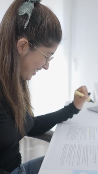 Mladá Studentka Kolumbijské Univerzity Sedící Stolu Usmívající Při Čtení Svého — Stock video