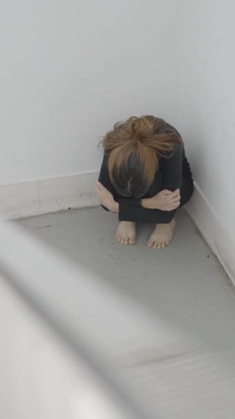 Joven Mujer Asustada Sienta Acurrucada Esquina Escalera Desde Arriba 1080 — Vídeos de Stock
