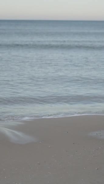 Морские Волны Испанском Пляже Средиземноморское Побережье Рассвете Fullhd Вертикальное Видео — стоковое видео
