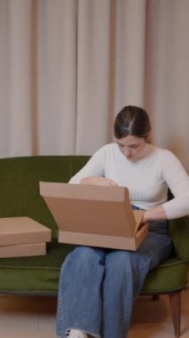 Karton kutularda siparişleri paketleyen bir kadın. Teslimat için kadın girişimci paketleme ürünleri. - Dikey FullHD video