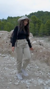 İspanya 'da gölün kıyısında yürüyüş yapan genç bir kadın durur ve pusulayı seyreder.