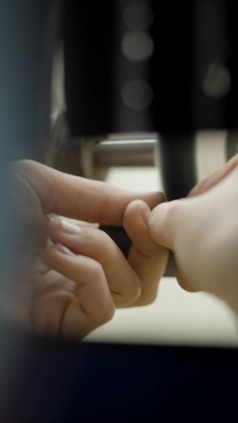 高速研磨ホイール付きシルバーペンダントを研磨する女性ユダヤ人の手 フルHdの垂直ビデオを閉じる — ストック動画