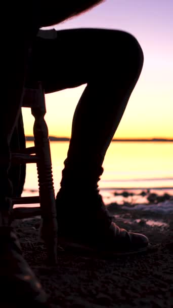 Silhouette Hipster Jouant Des Accords Guitare Bord Lac Coucher Soleil — Video