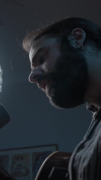 Бородатий Білий Гітарист Грає Якусь Інтенсивну Пісню Своєму Будинку Hand — стокове відео