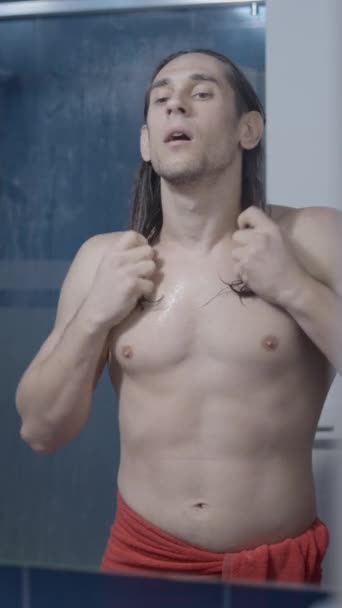 Jovem Homem Metrosexual Secando Cabelo Frente Espelho Banheiro Depois Chuveiro — Vídeo de Stock