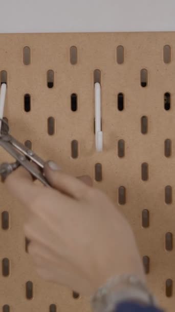 Eine Hand Eines Kunsthandwerker Juweliers Der Eine Zange Und Einstellwerkzeuge — Stockvideo