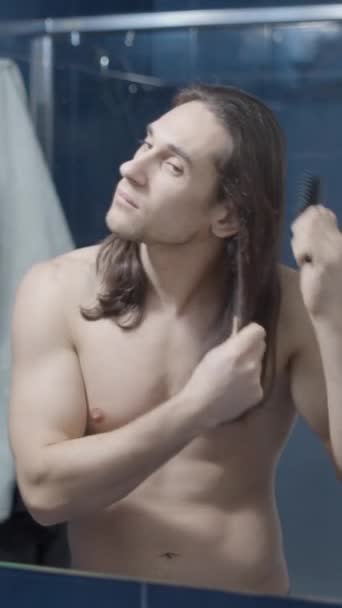 Jeune Homme Aux Cheveux Longs Brossant Les Cheveux Devant Miroir — Video