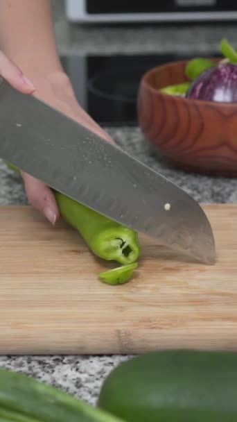Lány Vágás Zöld Chili Paprika Késsel Egy Vágódeszka Közelkép Függőleges — Stock videók