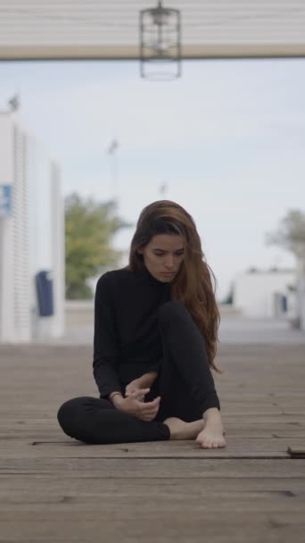 Молода Налякана Жінка Сидить Дерев Яному Мосту Тримає Ногу Статична — стокове відео