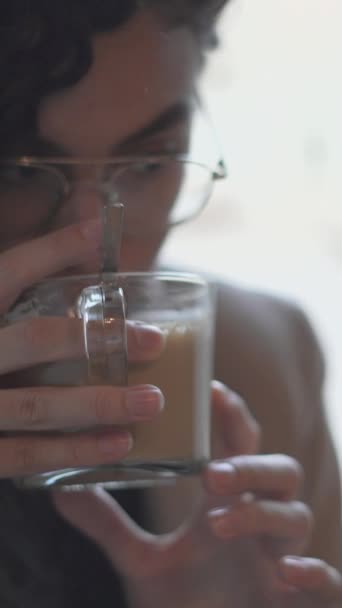 Güzel Faslı Genç Bayan Bir Kafede Laptopuyla Çalışırken Kahve Içiyor — Stok video