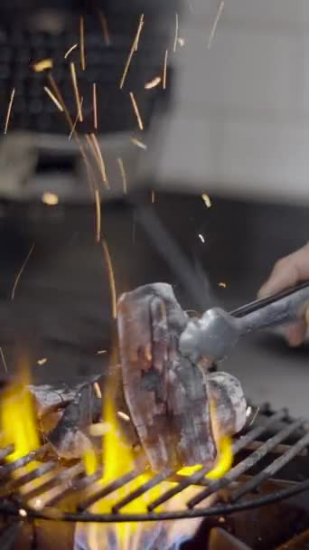 Slomo Étincelles Volant Que Chef Déplace Charbon Bois Sur Grille — Video