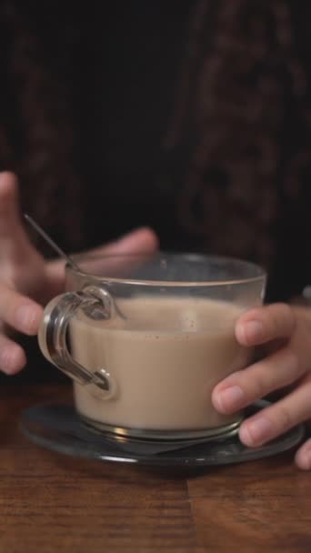 Fille Brassant Café Chaud Sur Une Table Bois Puis Senti — Video
