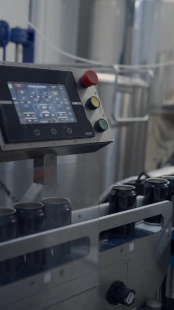 Automatische Machine Bewegende Aluminium Blikken Bier Bierfabriek Statisch Fullhd Verticale — Stockvideo