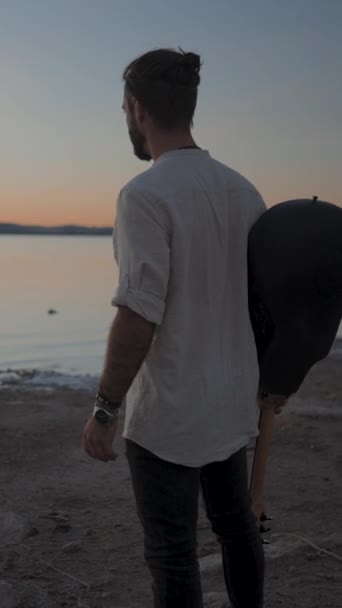 Чоловік Гітарою Насолоджується Видом Захід Сонця Стоячи Біля Озера Торрев — стокове відео